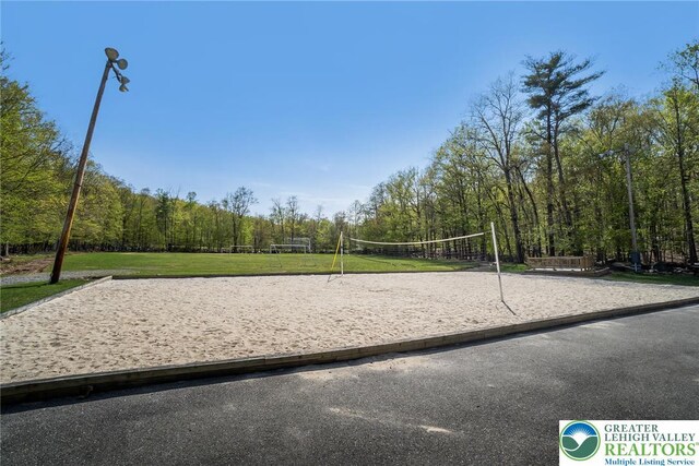 1231 Kensington Dr, Stroud Twp, PA 18301 - view of community with a wooded view, a lawn, and volleyball court