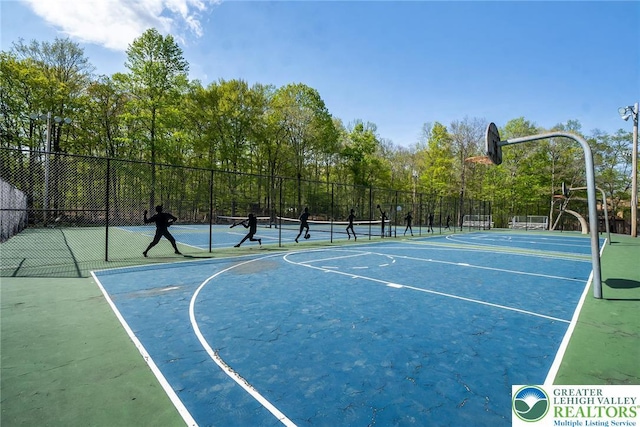 1231 Kensington Dr, Stroud Twp, PA 18301 - view of sport court with fence, community basketball court, and a tennis court
