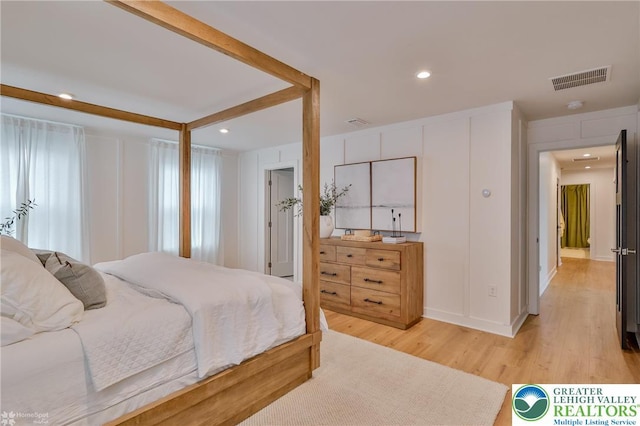 bedroom featuring recessed lighting, light wood finished floors, and visible vents