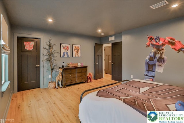 bedroom featuring light wood-style floors, visible vents, and recessed lighting