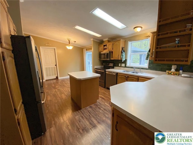 kitchen featuring appliances with stainless steel finishes, ornamental molding, a center island, a sink, and dark wood finished floors