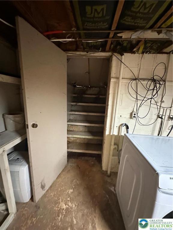 unfinished below grade area featuring washer / dryer