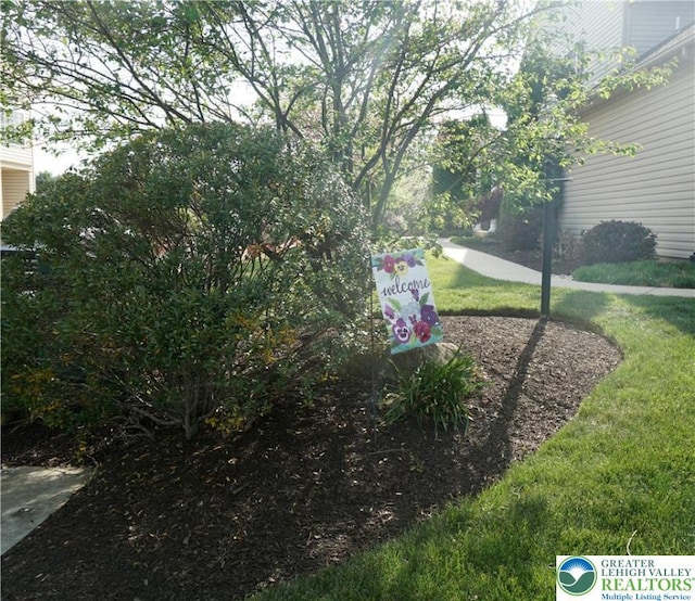 6115 Timberknoll Dr, Lower Macungie Twp, PA 18062 - view of green lawn