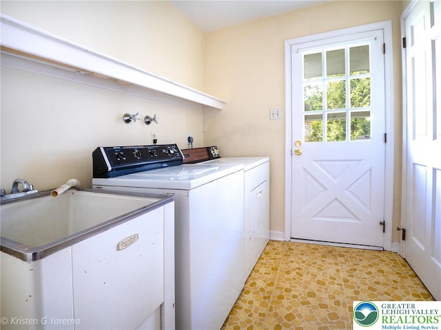 laundry room featuring washer and clothes dryer and baseboards