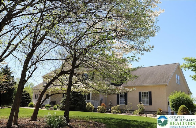 2690 Greens Dr, Lower Saucon Twp, PA 18055 - view of front of home with a front yard, stucco siding, and roof with shingles