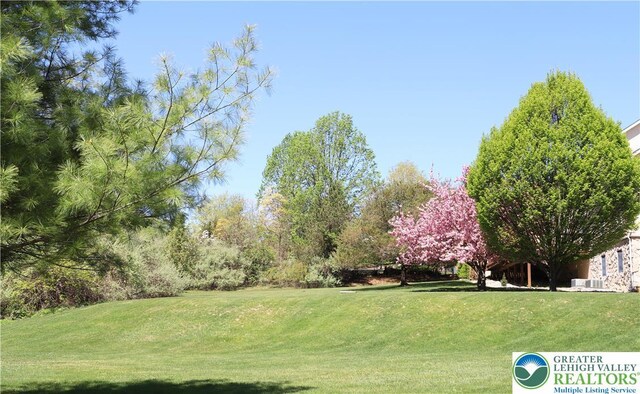 2690 Greens Dr, Lower Saucon Twp, PA 18055 - view of community with a yard