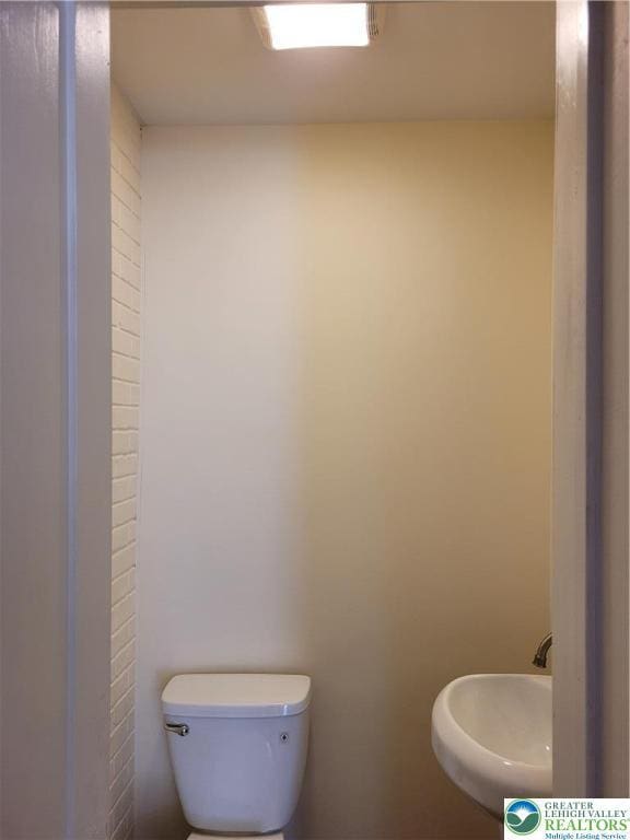bathroom featuring a sink and toilet