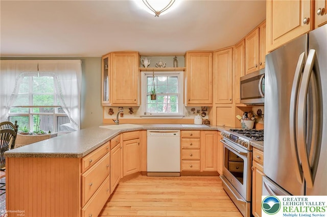 1245 Valley View Dr, Lower Macungie Twp, PA 18103 - kitchen with appliances with stainless steel finishes, light brown cabinetry, light wood-type flooring, a sink, and a peninsula