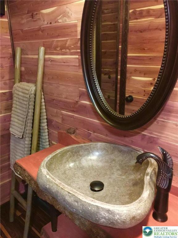 999 Glass St, Pen Argyl Borough, PA 18072 - bathroom view of wooden walls