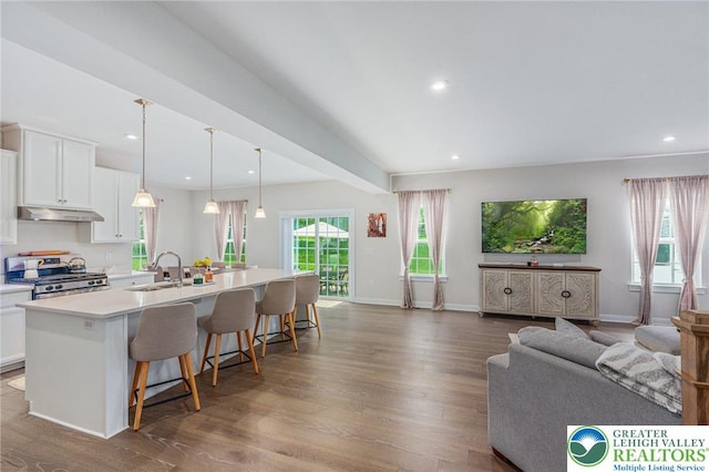 living room with dark wood-style floors, recessed lighting, and baseboards