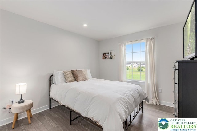 bedroom featuring dark wood-style flooring, baseboards, and recessed lighting