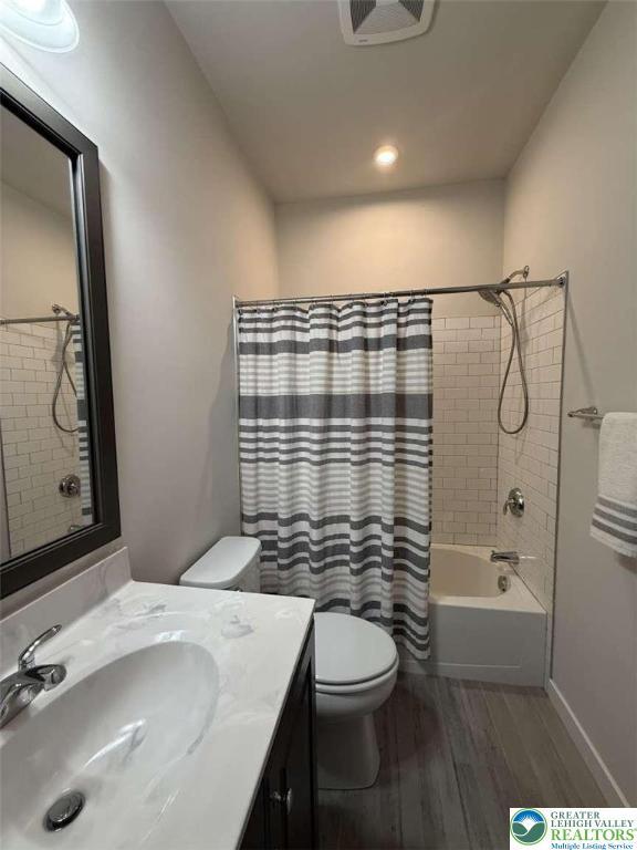 6907 Cedar Dr, East Allen Twp, PA 18014 - full bath featuring wood finished floors, toilet, vanity, and shower / tub combo