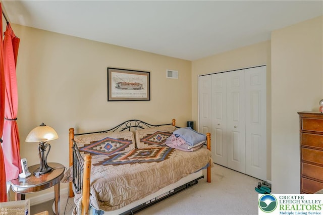 bedroom featuring carpet flooring and a closet