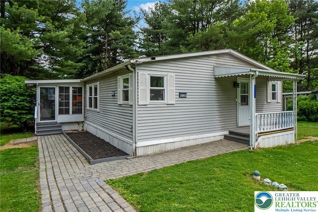 manufactured / mobile home with a front lawn