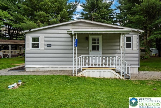 manufactured / mobile home featuring a front lawn