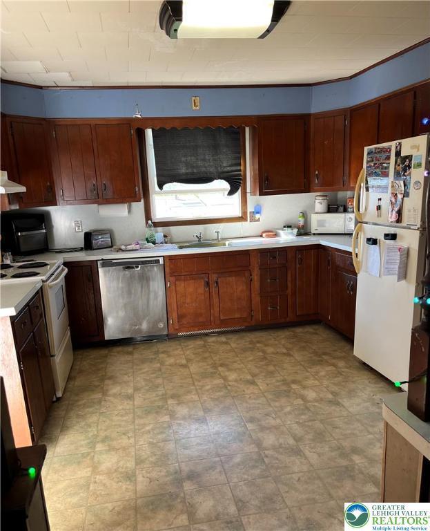416 E Union St Unit 1 & 2, Tamaqua Borough, PA 18252 - kitchen with white appliances, light countertops, and a sink