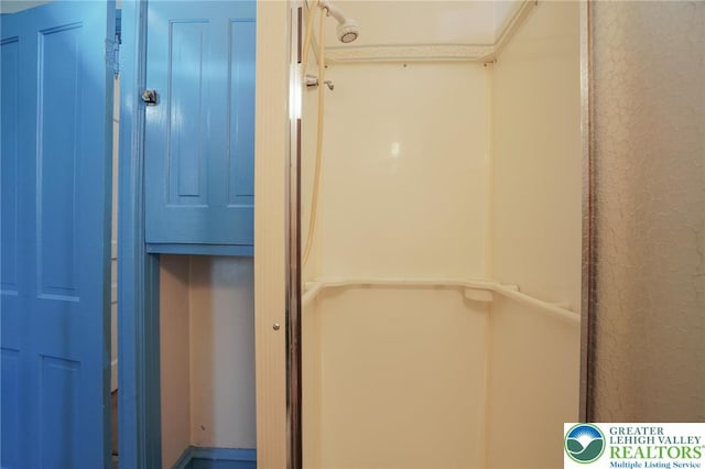 415 Hazle St, Tamaqua Borough, PA 18252 - view of bathroom