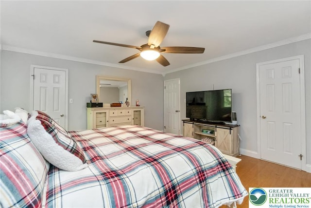 bedroom with light wood-type flooring, crown molding, and a ceiling fan