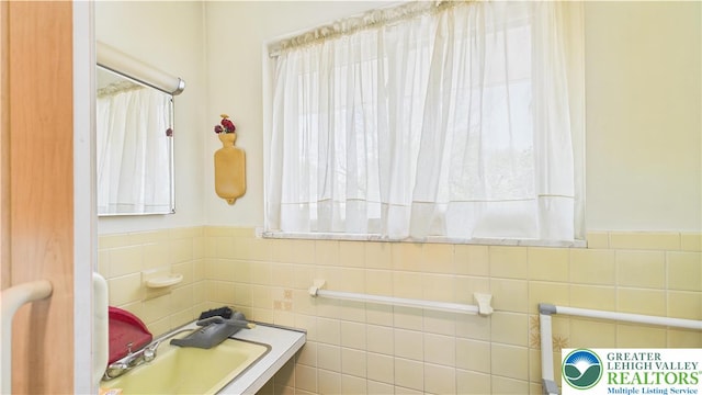 4168 Orefield Rd, South Whitehall Twp, PA 18104 - bathroom featuring tile walls