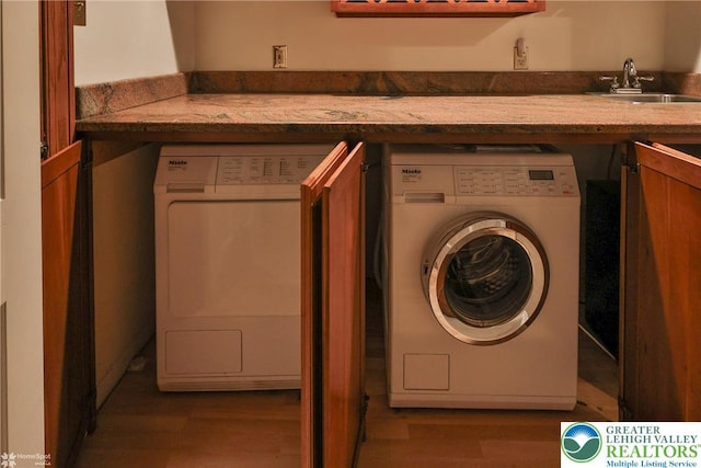 1551 Wethersfield Dr, South Whitehall Twp, PA 18104 - clothes washing area with washer / dryer, wood finished floors, and bar
