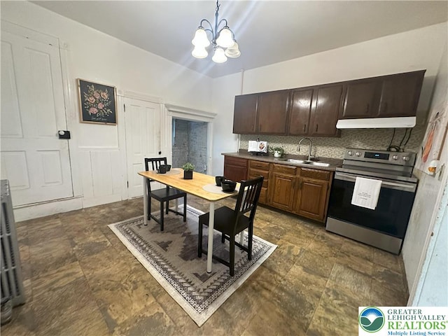 kitchen with electric range, a sink, a chandelier, under cabinet range hood, and tasteful backsplash