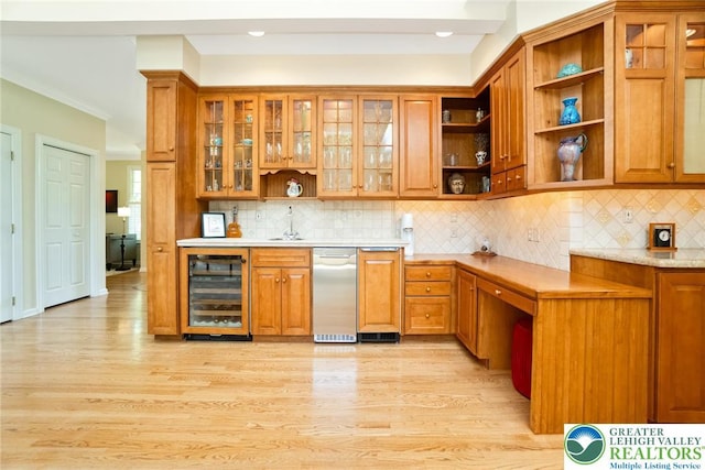 indoor wet bar with beverage cooler, light wood-type flooring, decorative backsplash, and ornamental molding