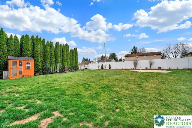view of yard featuring an outbuilding