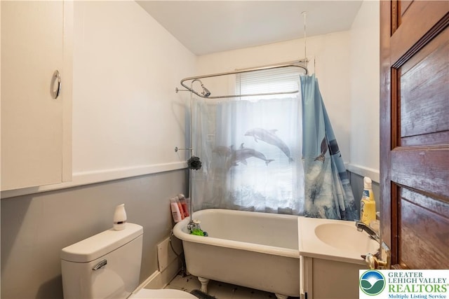 bathroom featuring toilet, a bathtub, and curtained shower