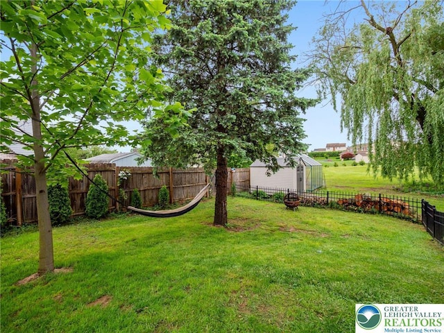 view of yard with an outdoor structure
