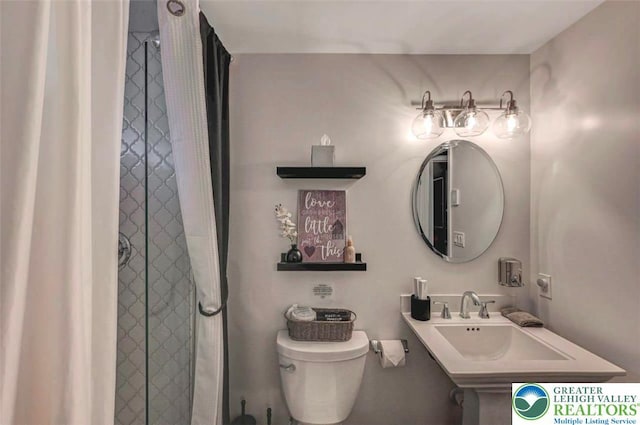 304 Ruger Ln, Coolbaugh Twp, PA 18466 - bathroom with toilet, a sink, and tiled shower