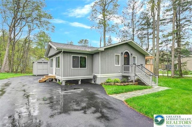 304 Ruger Ln, Coolbaugh Twp, PA 18466 - view of front facade with a front lawn and asphalt driveway