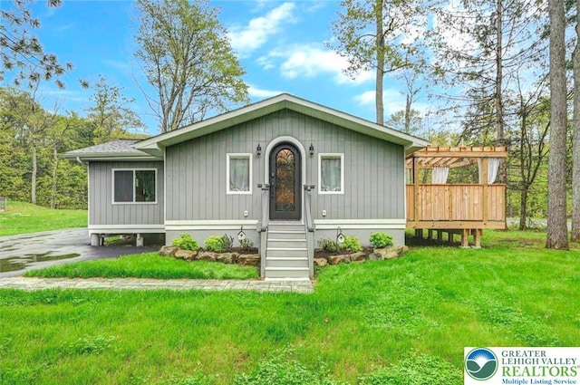 304 Ruger Ln, Coolbaugh Twp, PA 18466 - manufactured / mobile home with a front lawn and a deck