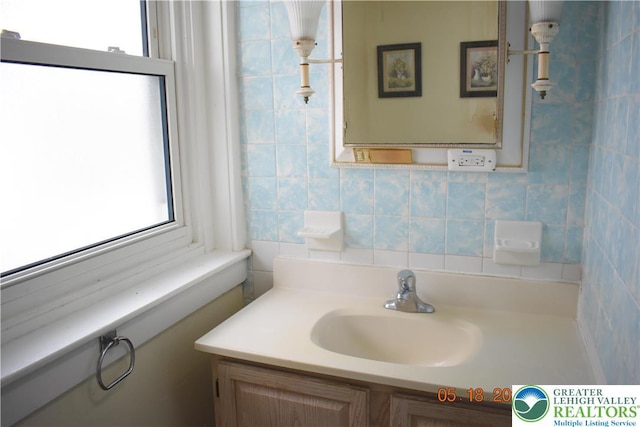 bathroom featuring decorative backsplash and vanity