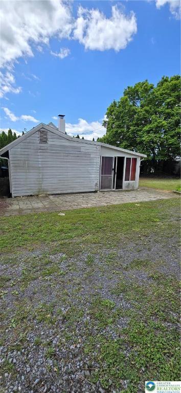 view of yard featuring an outbuilding
