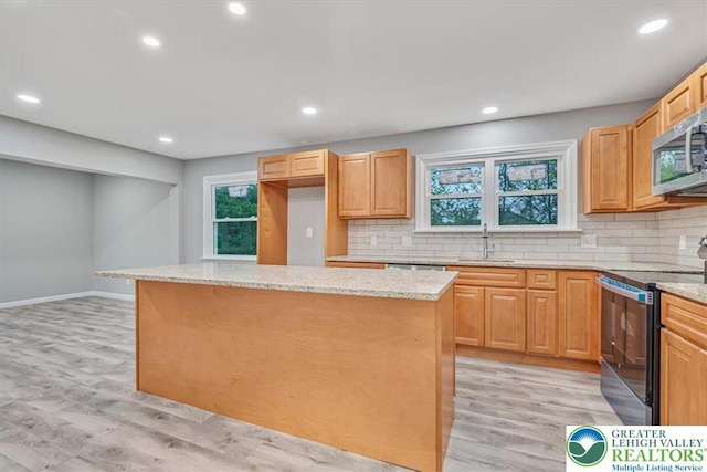 5653 Sullivan Trl, Plainfield Twp, PA 18064 - kitchen with appliances with stainless steel finishes, a sink, decorative backsplash, light wood-style flooring, and recessed lighting