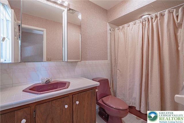 1845 Lehigh Pkwy N, Allentown City, PA 18103 - bathroom with toilet, vanity, a shower with shower curtain, and backsplash