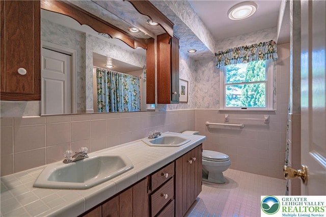 1845 Lehigh Pkwy N, Allentown City, PA 18103 - full bath featuring toilet, tile patterned flooring, double vanity, tile walls, and a shower with shower curtain