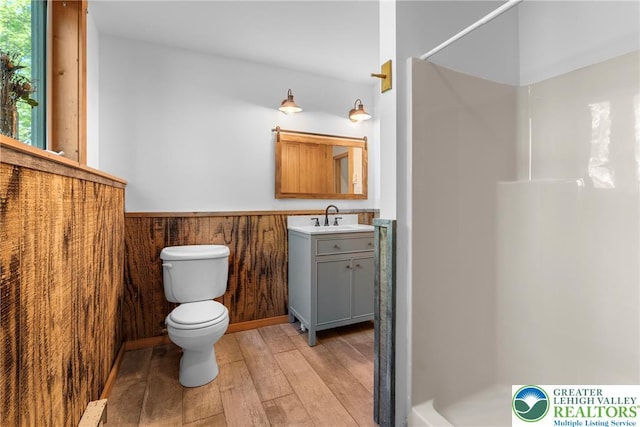 2107 Lenape Ter, Barrett Twp, PA 18325 - full bath featuring wood-type flooring, toilet, a shower, wainscoting, and vanity