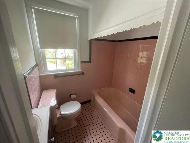 1123 Cumberland Rd, Abington, PA 19001 - bathroom with toilet, tile walls, a tub, wainscoting, and vanity