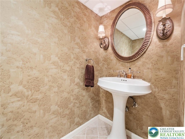 3840 E View Dr, North Whitehall Twp, PA 18069 - bathroom featuring tile patterned floors, baseboards, and wallpapered walls