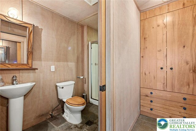310 Hunters Farm Rd, Paradise Twp, PA 18332 - bathroom featuring toilet and a sink
