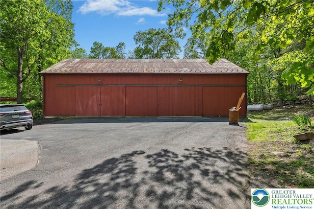 310 Hunters Farm Rd, Paradise Twp, PA 18332 - view of garage