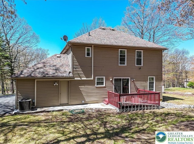 190 Reunion Rdg, Stroud Twp, PA 18301 - back of property featuring central air condition unit, a deck, roof with shingles, and a lawn