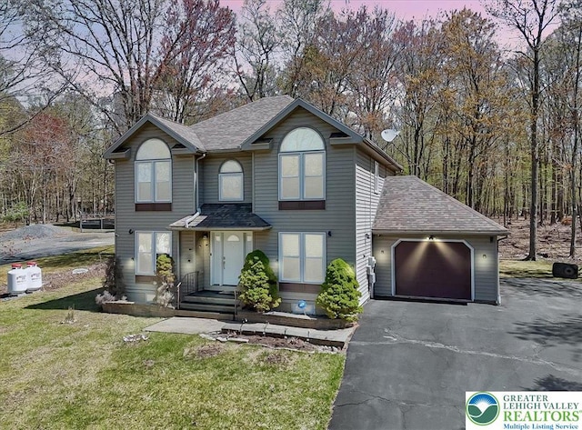 190 Reunion Rdg, Stroud Twp, PA 18301 - view of front facade featuring a shingled roof, an attached garage, asphalt driveway, and a yard
