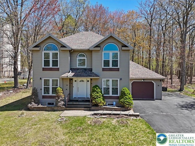 190 Reunion Rdg, Stroud Twp, PA 18301 - traditional home with a garage, roof with shingles, asphalt driveway, and a front yard
