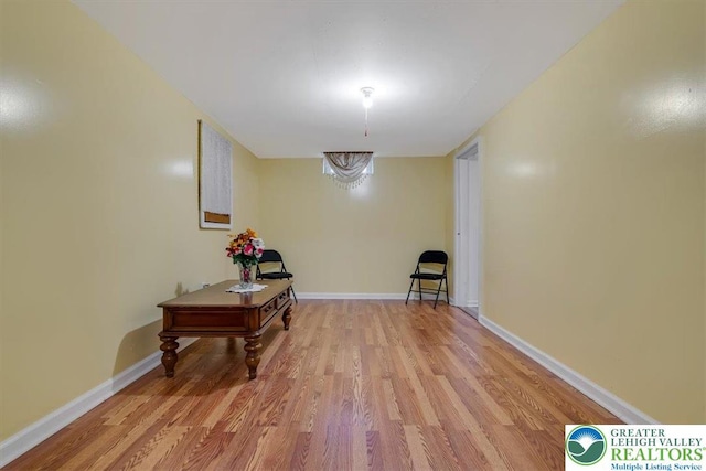 190 Reunion Rdg, Stroud Twp, PA 18301 - hallway featuring light wood finished floors and baseboards