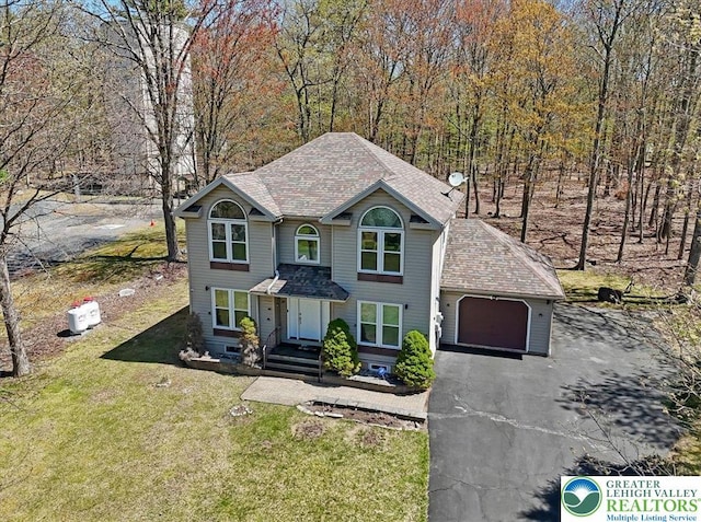 190 Reunion Rdg, Stroud Twp, PA 18301 - view of front facade featuring a garage, roof with shingles, asphalt driveway, and a front yard