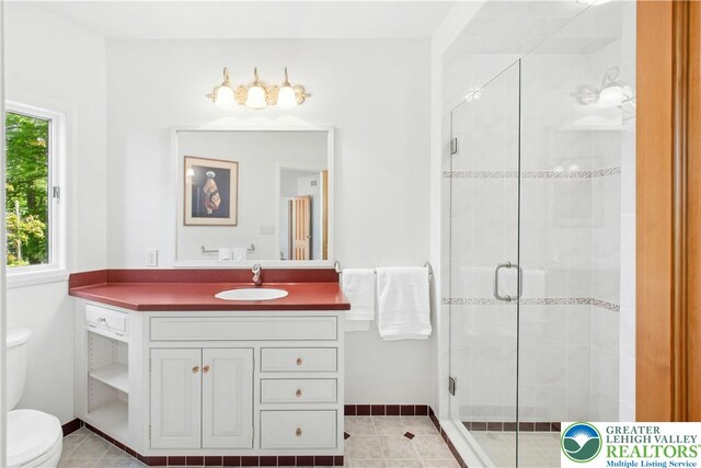 511 Center Hill Rd, Nockamixon Twp, PA 18972 - full bath with toilet, vanity, a shower stall, and baseboards