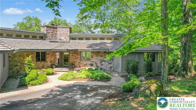 511 Center Hill Rd, Nockamixon Twp, PA 18972 - mid-century modern home featuring stone siding and a chimney