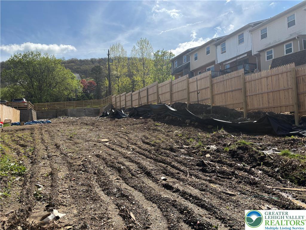 739 Atlantic St, Bethlehem City, PA 18105 - view of yard